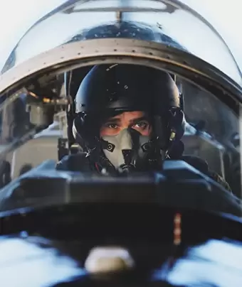 Опасное небо / Top Gunner